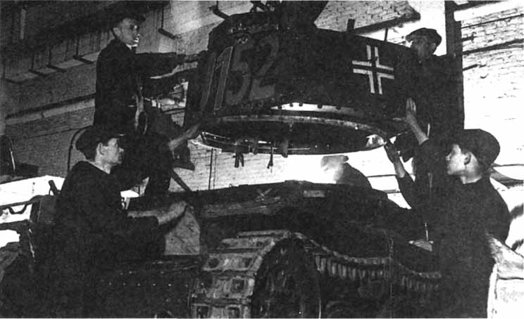 Ремонт танка Pz.38(t) «Прага» на рембазе № 82. Москва, май 1942 года (РГАКФД).