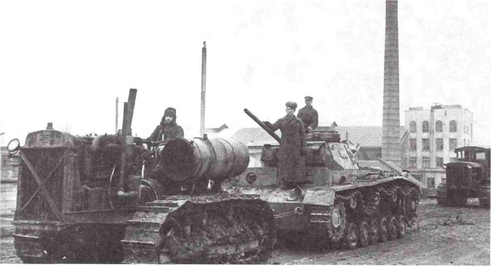 Транспортировка трофейных танков для ремонта на заводе № 264. Сталинград, весна 1943 года (РГАКФД).