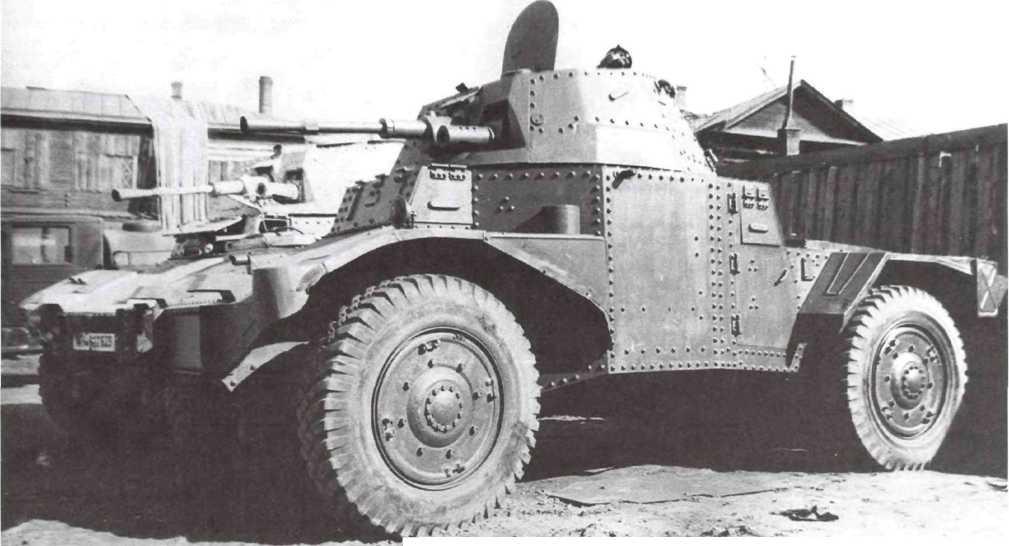 Французские бронеавтомобили AMD-35. использовавшиеся в вермахте под обозначением Panard 178(f), на ремонтной базе № 82 в Москве. Передний броневик уже прошел ремонт и предназначен для передачи в Красную Армию. Машина перекрашена в стандартный советский защитный цвет 4Б0. Апрель 1942 года (АСКМ).