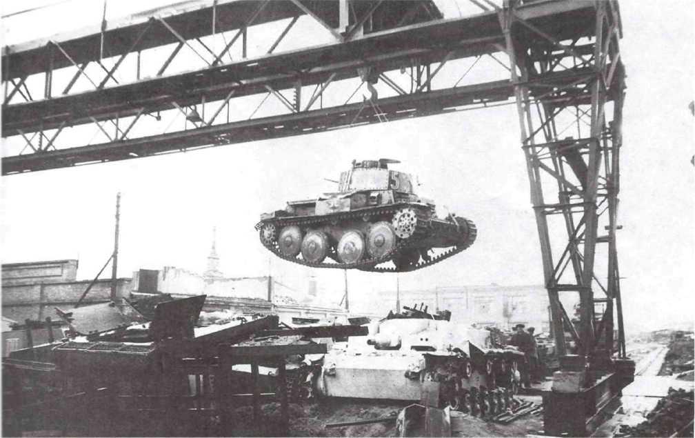Транспортировка танка Pz.38(t) «Прага» к месту ремонта при помощи подъемного крана. Москва, рембаза № 82, апрель 1942 года (АСКМ).