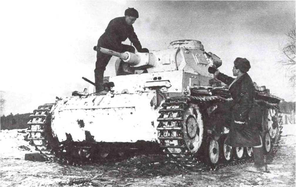 Осмотр отремонтированного танка Pz. III инженер-майором Гудковым. Западный фронт, 1942 год (РГАКФД).