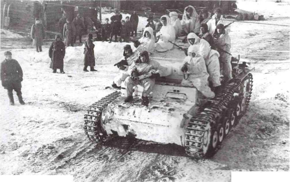 Трофейный танк Pz. III под командованием Митрофанова отправляется на боевую операцию. Западный фронт, 1942 года (РГАКФД).