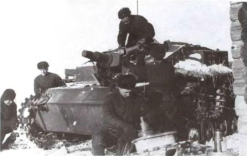 Ремонт трофейной самоходки StuG III в прифронтовой полосе. Южный фронт, 1942 год (РГАКФД).