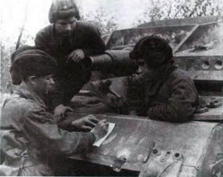 Уточнение боевой задачи экипажем трофейной самоходки StuG III. 107-й отдельный танковый батальон, Волховский фронт, апрель 1942 года (АСКМ).