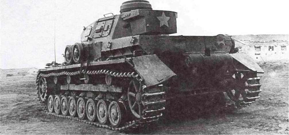 Трофейные танки Pz. IV и Pz.38(t) из состава 79-го отдельного учебного танкового батальона. Крымский фронт, апрель 1942 года. Машины были захвачены у 22-й танковой дивизии вермахта (АСКМ).