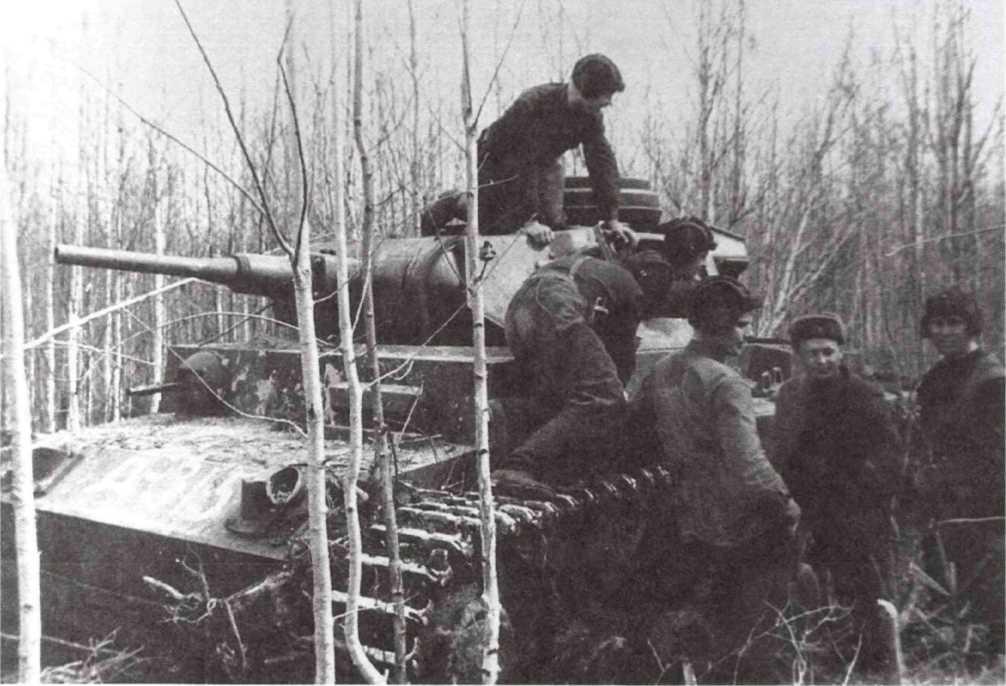 Трофейный танк Pz. III из состава 107-го отдельного танкового батальона. Волховский фронт, апрель 1942 года (МС).