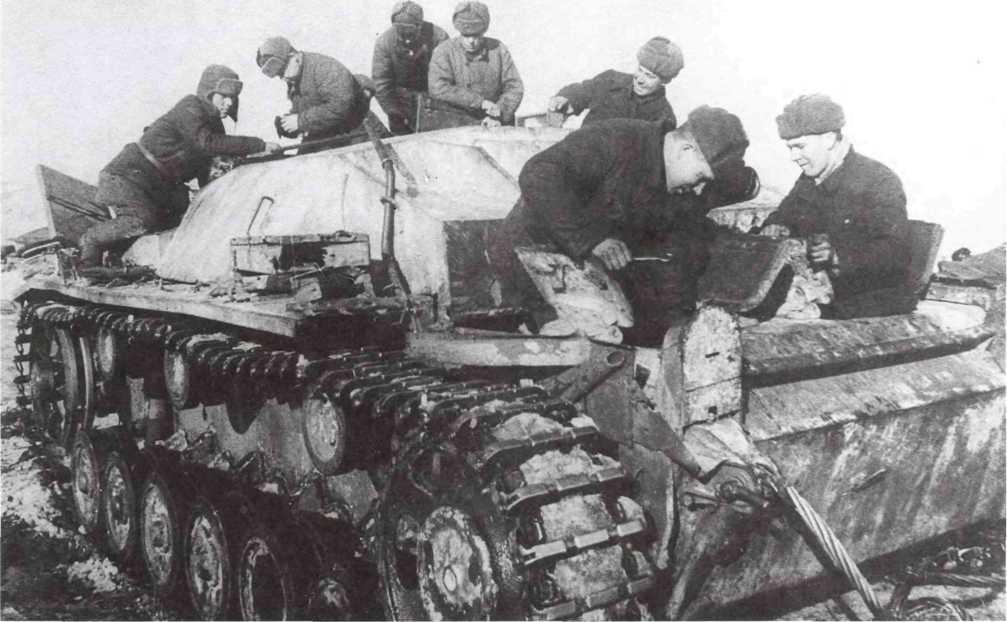 Ремонт StuG III в 3-й танковой бригаде полковника Новикова, весна 1942 года (ЦМВС).