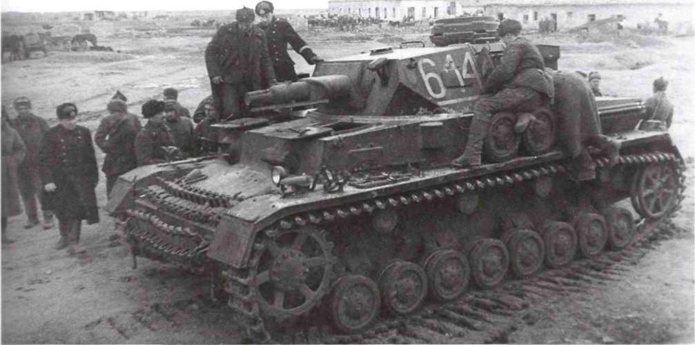 Осмотр трофейного Pz. IV, захваченного у 22-й танковой дивизии вермахта. Крымский фронт, 79-й отдельный учебный танковый батальон, апрель 1942 года.