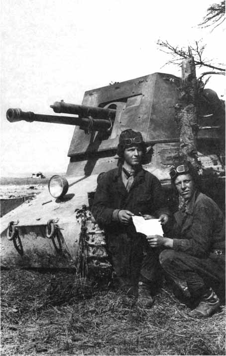 Экипаж трофейной самоходки Panzerjager I уточняет боевую задачу. Предположительно 31-я армия Западного фронта, август 1942 года. Машина оборудована фарой советского производства (РГАКФД).