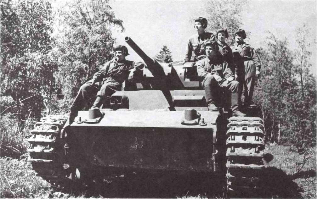 Экипаж танка Pz. III под командованием Н. Барышева на своей боевой машине. Волховский фронт, 107-й отдельный танковый батальон, 6 июля 1942 года (РГАКФД).