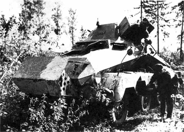 Танкисты изучают захваченный в полной исправности бронеавтомобиль Sd.Kfz. 231. Западный фронт, район Карманово, август 1942 года (АСКМ).