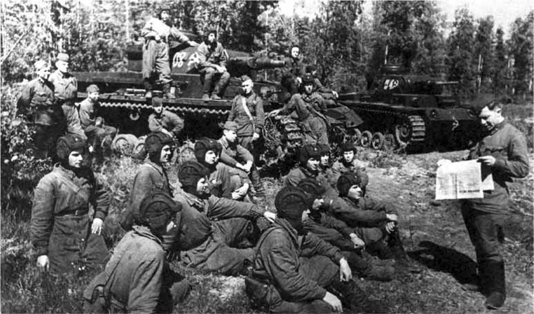 Комиссар части И. Собченко проводит политинформацию в 107-м отдельном танковом батальоне. Волховский фронт, 6 июля 1942 года. На заднем плане видны танки Pz. IVи Pz. III (башенные номера 08 и 04) (РГАКФД СПБ).