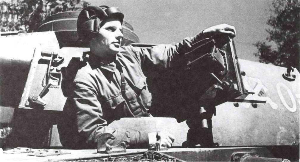 Командир танка Pz. III из состава 107-го отдельного танкового батальона Н. Барышев в своей боевой машине, 6 июля 1942 года (РГАКФД).