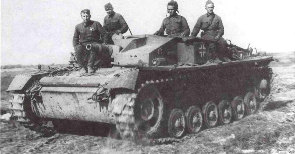 Красноармейцы трофейной команды выводят в тыл захваченную самоходку StuG III. Западный фронт, лето 1942 года (РГАКФД).