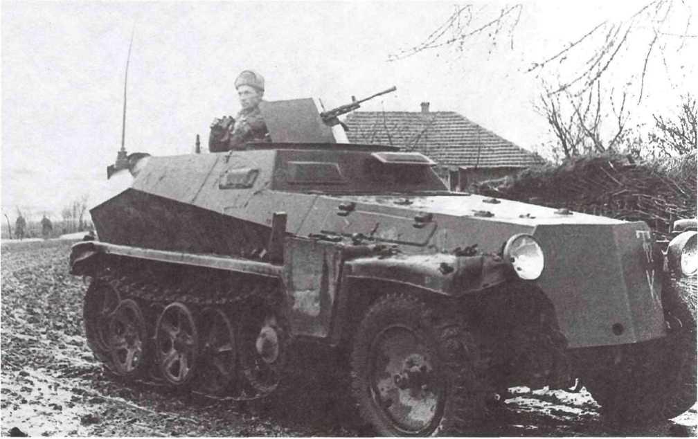 Трофейный бронетранспортёр Sd.Kfz.250, использовавшийся в одном из разведподразделений Красной Армии. Район Моздока, осень 1942 года. Машина вооружена советским пулемётом ДП (АСКМ).