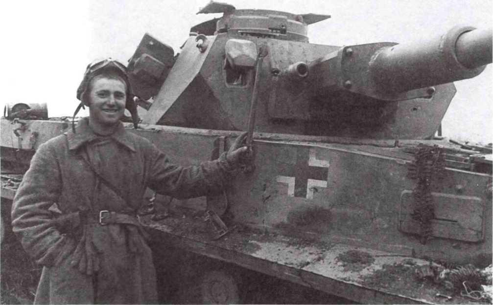 Разведчик В. Кондратенко, бывший тракторист, пробрался к немцам в тыл и увёл в своё расположение исправный танк Pz. IV. Северо-Кавказский фронт, декабрь 1942 года (АСКМ).