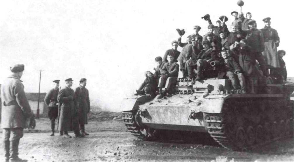 Трофейные танки Pz. IVAusf FI с советскими экипажами. Северо-Кавказский фронт, предположительно 151-я танковая бригада. Март 1943 года (АСКМ).