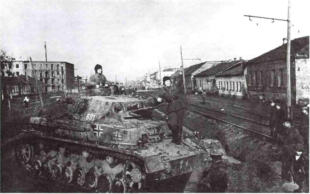 Встреча танкистов на трофейном Pz. IV на улице Владикавказа. Весна 1942 года (АСКМ).