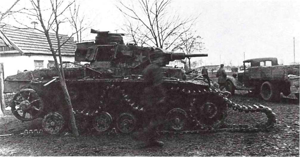 Ремонт трофейного танка Pz. III Ausf J. Северо-Кавказский фронт, март 1943 года. Предположительно, 75-й отдельный танковый батальон (АСКМ).