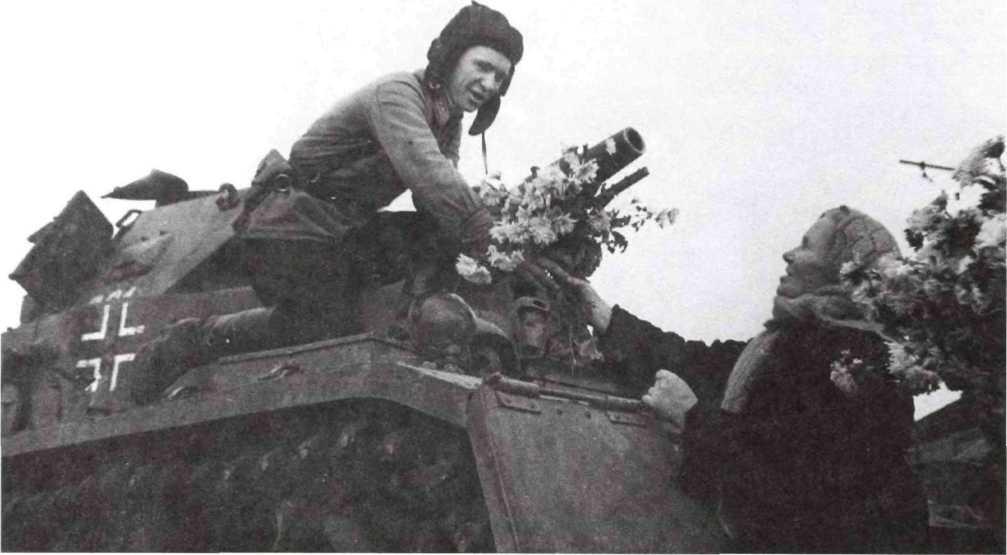 Жители Владикавказа встречают советских танкистов на трофейном Pz. IV. Владикавказ, весна 1943 года (АСКМ).