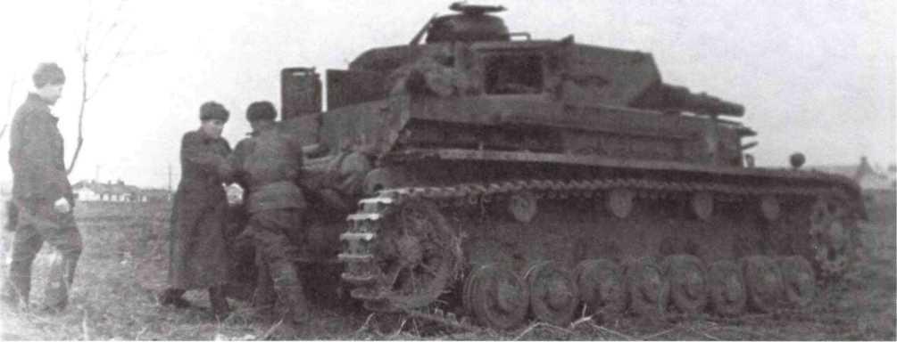 Танкисты 75-го отдельного танкового батальона пытаются завести трофейный Pz. IV. Северо-Кавказский фронт, весна 1943 года (АСКМ).