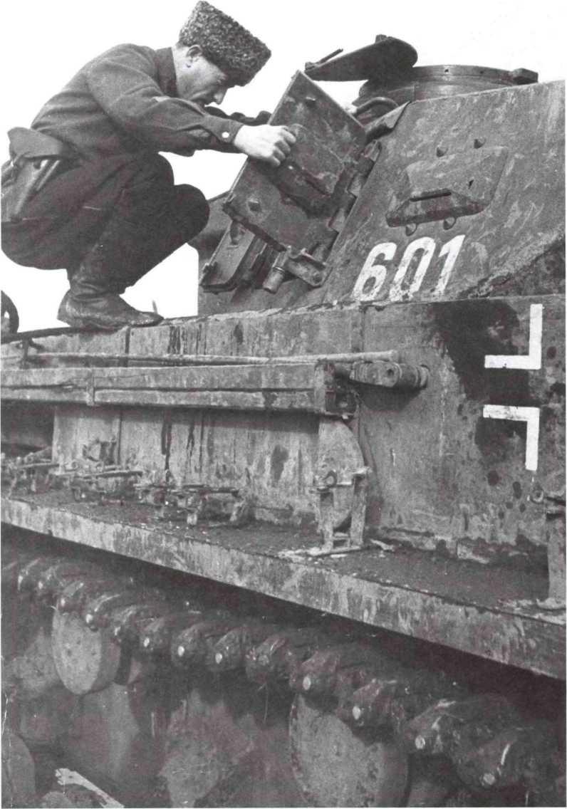 Офицер Красной Армии осматривает трофейный танк Pz. IV. Владикавказ, весна 1943 года (АСКМ).