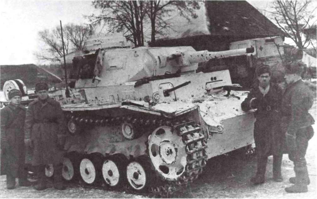 Танк Pz. III восстановленный ремонтниками 32-й стрелковой дивизии. Западный фронт, зима 1942 года (АСКМ).