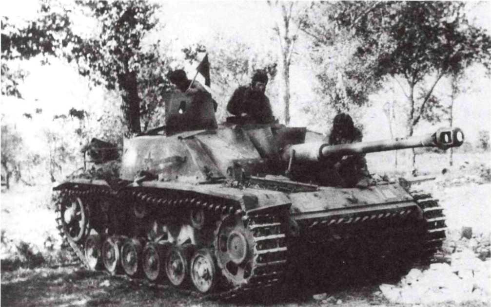 Советские танкисты получают трофейное самоходное орудие StuG III. Центральный фронт, август 1943 года (РГАКФД).