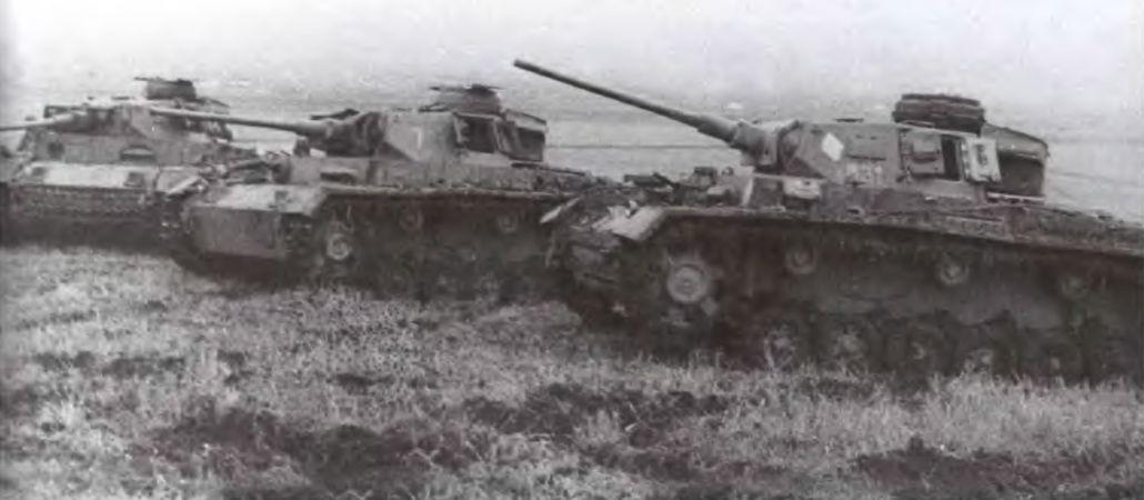 Немецкая бронетехника (броневик Sd.Kfz. 231, танки Pz. III Ausf. L и Pz. IV Ausf.F2), захваченные в полной исправности под Моздоком. 1943 год (АСКМ).