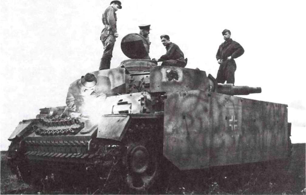 Ремонт трофейного танка Pz. III Ausf. N на поле боя. Брянский фронт, август 1943 года (АСКМ).