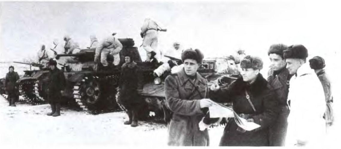 Разведчики на танках Т-60 и Pz. III получают боевую задачу. Действующая Армия, декабрь 1943 года (РГАКФД).