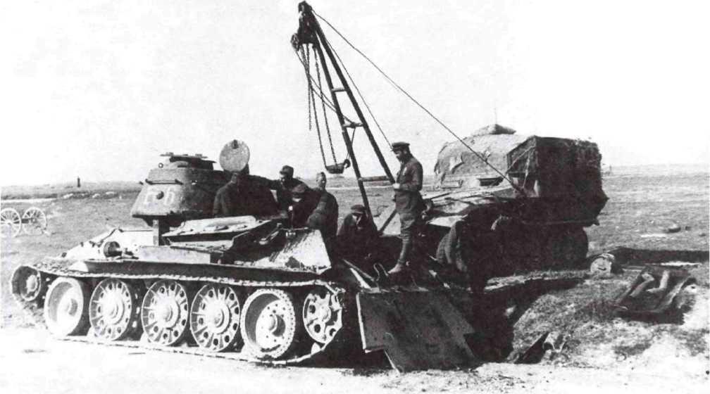 Трофейный немецкий бронетранспортёр Sd.Kfz.251, переделанный советскими танкистами в ремонтную машину. 1944 год (МС).