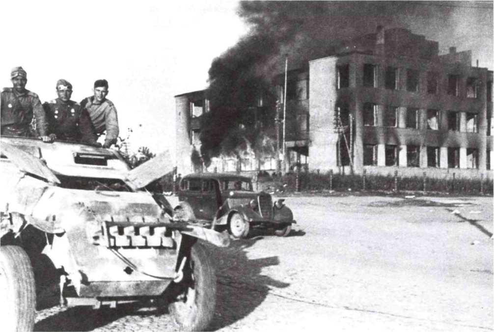 Солдаты Красной Армии на трофейном бронетранспортере Sd.Kfz.251 вступают в освобожденный Минск. Лето 1944 года. Немецкий номер на переднем листе корпуса закрашен (РГАКФД).