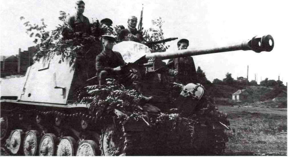 Трофейная самоходная установка «Мардер» II на параде партизанских частей в освобождённом Минске. Июль 1944 года (АСКМ).
