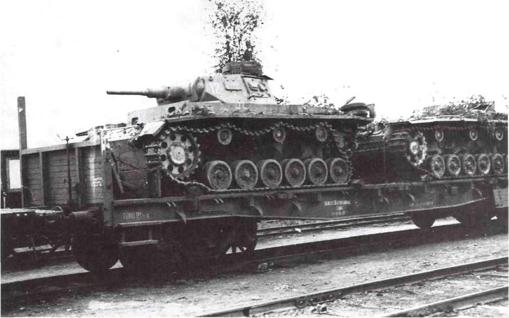 Эшелон с трофейными танками Pz. III направляется на завод № 37 для переделки их в СУ-76И. Лето 1943 года (РГАКФД).