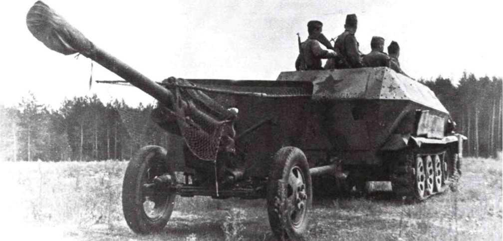 Советские артиллеристы в качестве тягача к пушке ЗИС-3 используют трофейный бронетранспортёр Sd.Kfz.251 Ausf C. Район Орла, 1943 год (АСКМ).