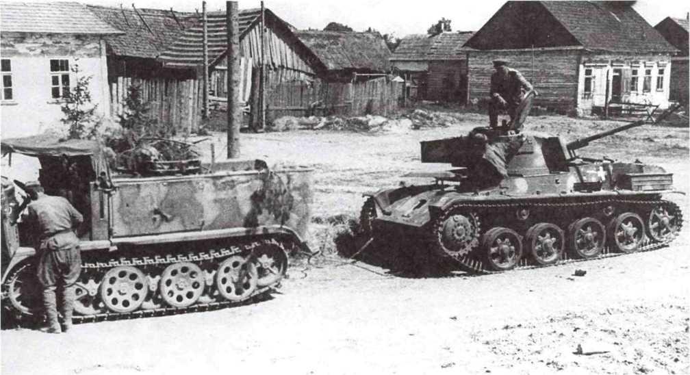 Бойцы Красной Армии за изучением венгерского танка «Толди». 18-я армия, август 1944 года (РГАКФД).
