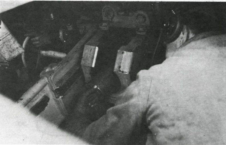 Заряжающий StuG III за работой. Из-за расположения его рабочего места справа от орудия досылать выстрел ему приходилось левой рукой