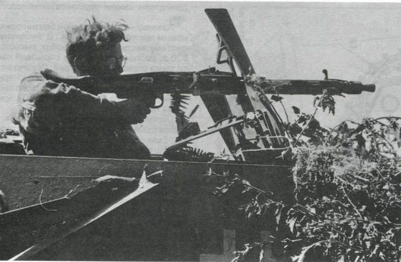 Заряжающий ведет огонь из 7,92-мм пулемета MG 34, прикрываясь бронещитом