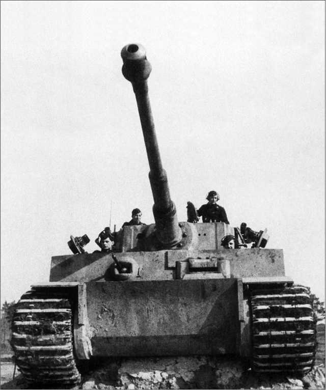 Один из первых серийных «тигров» на Восточном фронте. 502-й тяжелый <a href='https://arsenal-info.ru/b/book/348132256/10' target='_self'>танковый батальон</a>, апрель 1943 года.