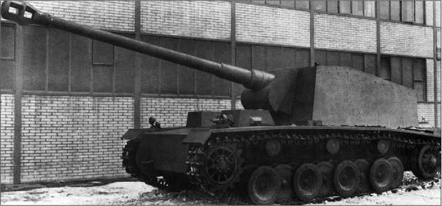 Самоходно-артиллерийская установка 12,8 cm Panzer-Selbstfahrlafette V во дворе завода фирмы Rheinmetall.