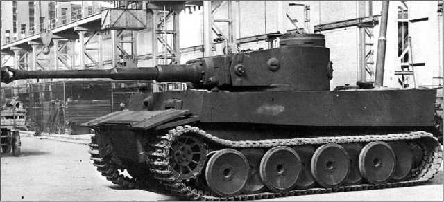 Первый прототип «Тигра» в цехе завода фирмы Henschel. Март 1942 г. На первом прототипе «Тигра» была установлена специальная бронезащита передней части гусениц. В походном положении она укладывалась на верхний лобовой лист корпуса (фото вверху и внизу).