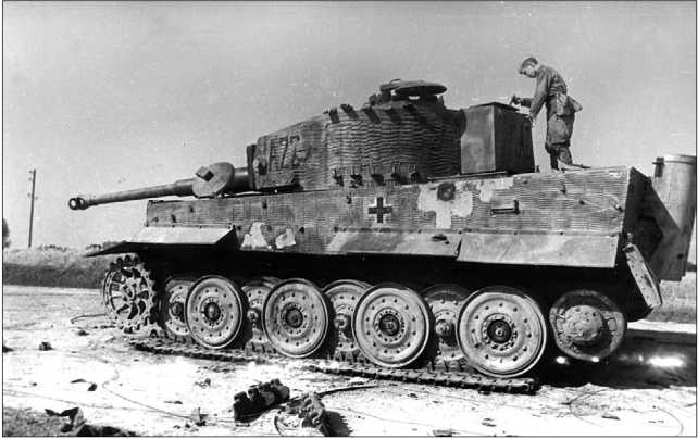 Красноармейцы осматривают подбитый «Тигр» позднего выпуска с новой ходовой частью из состава тяжелого танкового батальона моторизованной дивизии «Великая Германия». Румыния, весна 1944 года.