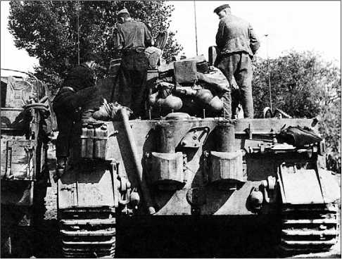 Командирский «Тигр» на Восточном фронте. Операция «Цитадель», лето 1943 года. Хорошо видна дополнительная антенна на башне и футляр для ее хранения, размещенный на кормовом листе корпуса.