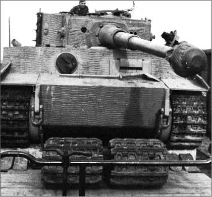 «Тигр» во время перевозки по железной дороге. Машина «обута» в транспортные гусеницы, боевые — уложены под танком.