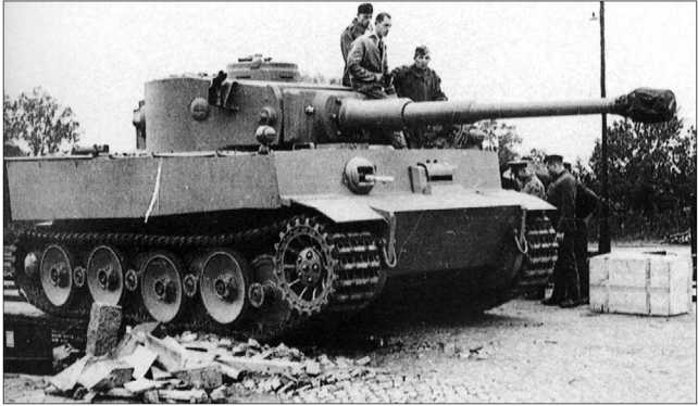 «Тигр» с транспортными гусеницами, прибывший в расположение 501-го тяжелого танкового батальона в Ордруфе. Август 1942 года.
