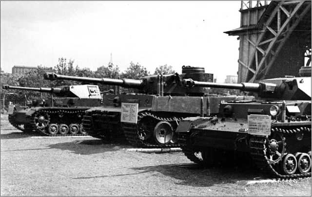 «Тигр» № 100 в окружении двух Pz.IV Ausf.G на выставке трофейной техники в ЦПКиО им. Горького. Москва, июнь 1943 года.