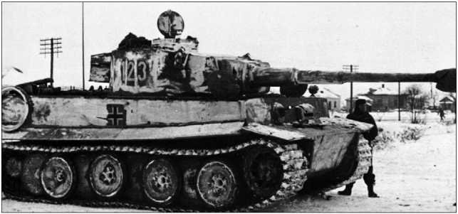 Один из «тигров» 503-го тяжелого танкового батальона во время боев на подступах к Ростову-на-Дону. Январь 1943 года.