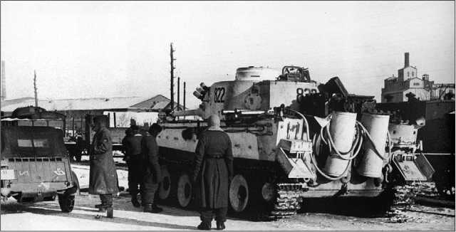 Только что сошедший с железнодорожной платформы «Тигр» из состава 8-й роты 2-го танкового полка моторизованной дивизии СС «Рейх». Полтава, февраль 1943 года.
