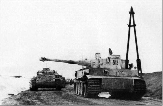 Танки дивизии СС «Рейх» на подступах к Харькову. «Тигр» возглавляет колонну средних танков Pz.III. Март 1943 года.